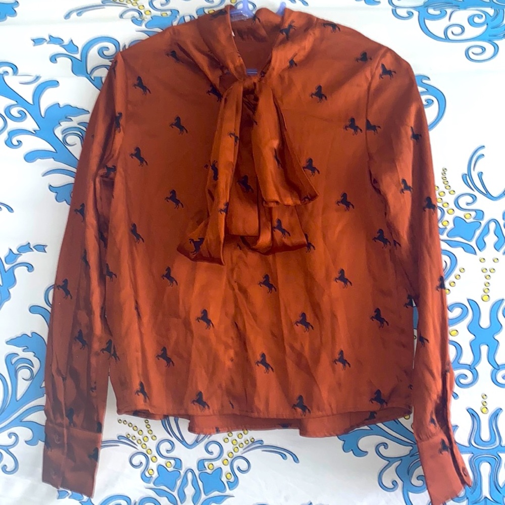 Un buttoned blouse